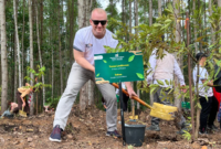 Perwakilan Kedutaan Besar Finlandia Teemu Laakkonen akut menanam pohon Salam di Kawasan miniatur Hutan hujan tropis, Ibu Kota Nusantara (IKN). Kawasan ini akan diintegrasikan dengan Taman Safari, Glamping, dan Pusat Anggrek sebagai kawasan ekowisata IKN.(KOMPAS.com/HILDA B ALEXANDER)
