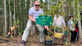 Perwakilan Kedutaan Besar Finlandia Teemu Laakkonen akut menanam pohon Salam di Kawasan miniatur Hutan hujan tropis, Ibu Kota Nusantara (IKN). Kawasan ini akan diintegrasikan dengan Taman Safari, Glamping, dan Pusat Anggrek sebagai kawasan ekowisata IKN.(KOMPAS.com/HILDA B ALEXANDER)
