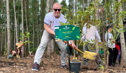 Perwakilan Kedutaan Besar Finlandia Teemu Laakkonen akut menanam pohon Salam di Kawasan miniatur Hutan hujan tropis, Ibu Kota Nusantara (IKN). Kawasan ini akan diintegrasikan dengan Taman Safari, Glamping, dan Pusat Anggrek sebagai kawasan ekowisata IKN.(KOMPAS.com/HILDA B ALEXANDER)